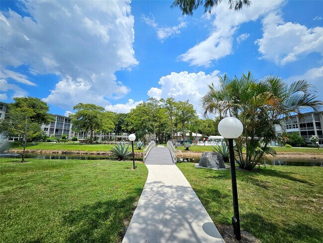 Building Photo - 4899 NW 26th Ct