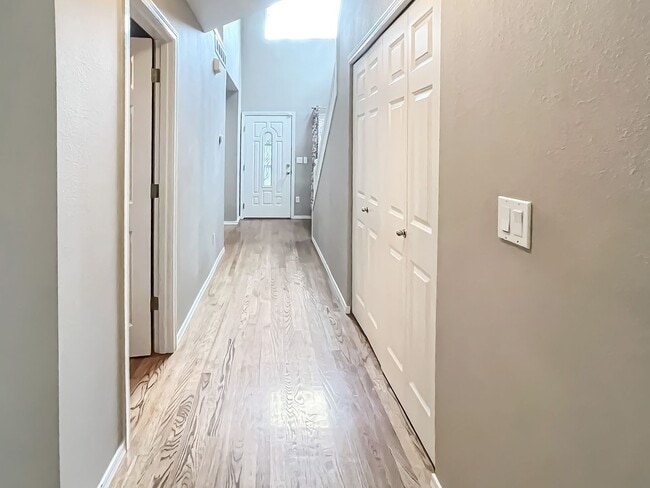 Building Photo - 3 bed/2bath Spacious Home with Soaring Ceilings and Main-Level Primary Suite