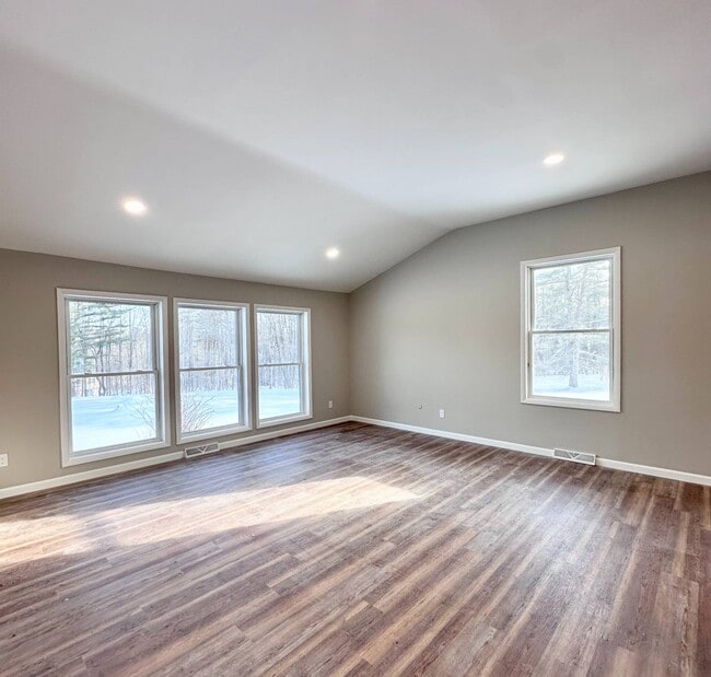 Building Photo - 521 Middleline Rd