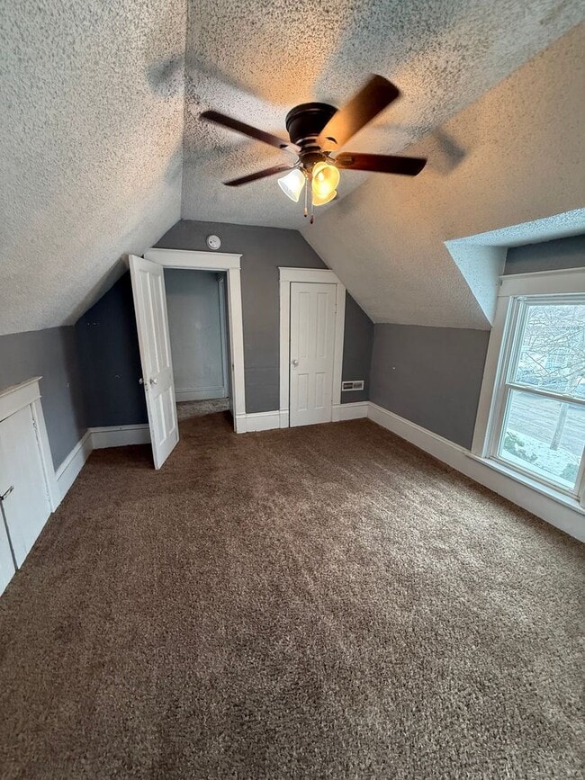 Building Photo - 532 S 16th St