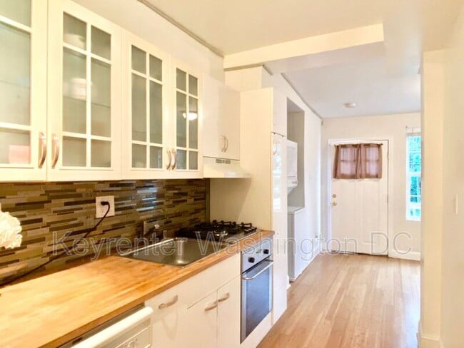 Building Photo - 1204 Holbrook St NE