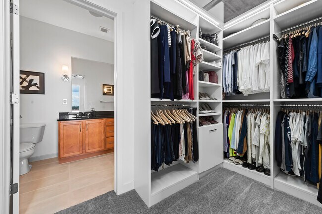 Building Photo - 350 N Main St