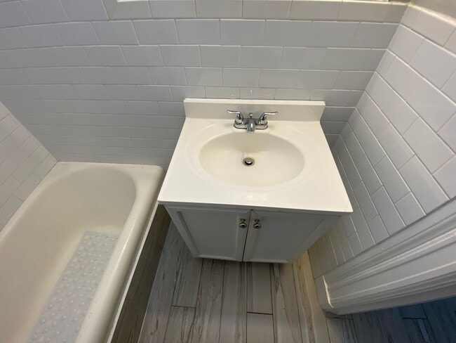 Building Photo - Sleek Studio in the Heart of Center City Available Now!