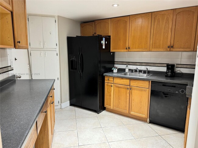 Building Photo - 801 Brickell Bay Dr