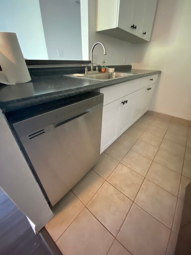 Building Photo - Available now, 2 bed/1.5 bath in Kihei Vil...