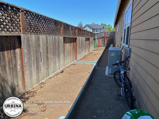 Building Photo - Newer Home, Beautiful Santa Rosa Property!