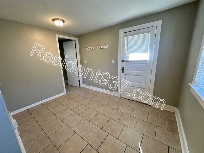 Building Photo - Cozy 3 Bed 1.5 bath