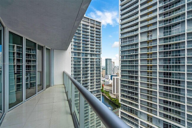 Building Photo - 495 Brickell Ave
