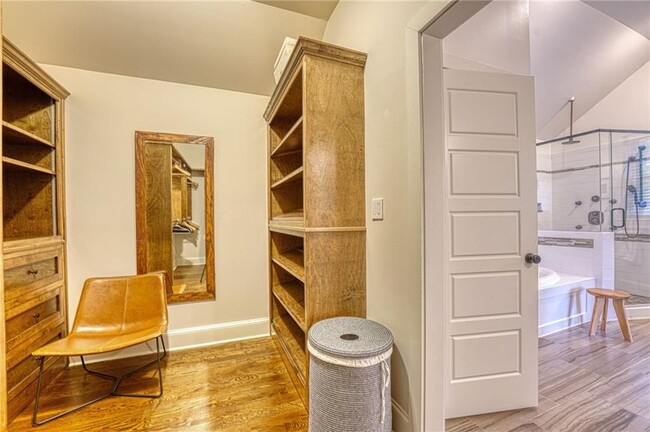 Building Photo - 997 Blue Ridge Ave NE