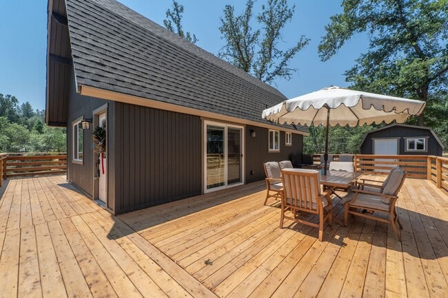 Building Photo - 2 BR w/ Loft