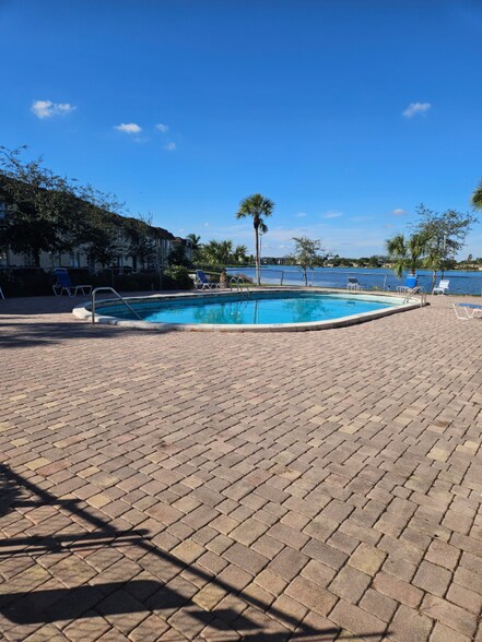 Building Photo - 422 Lakeside Dr