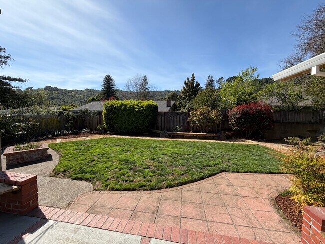 Building Photo - Beautifully Updated Glenwood (San Rafael) 3x2 Home with Large Yard, HW Floors, Garage