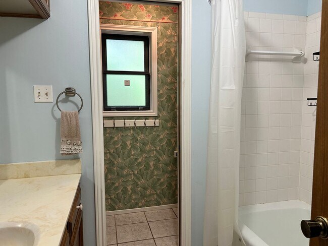 Building Photo - 3 Bedroom 2.5 Bath Home Tucked in Cul-de-sac!! Available NOW!