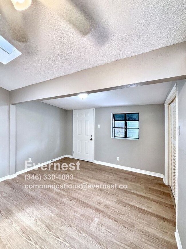 Building Photo - 3-Bedroom, 2-Bath Home with Pool and Conve...