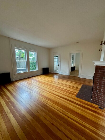 Building Photo - 76 Elm St