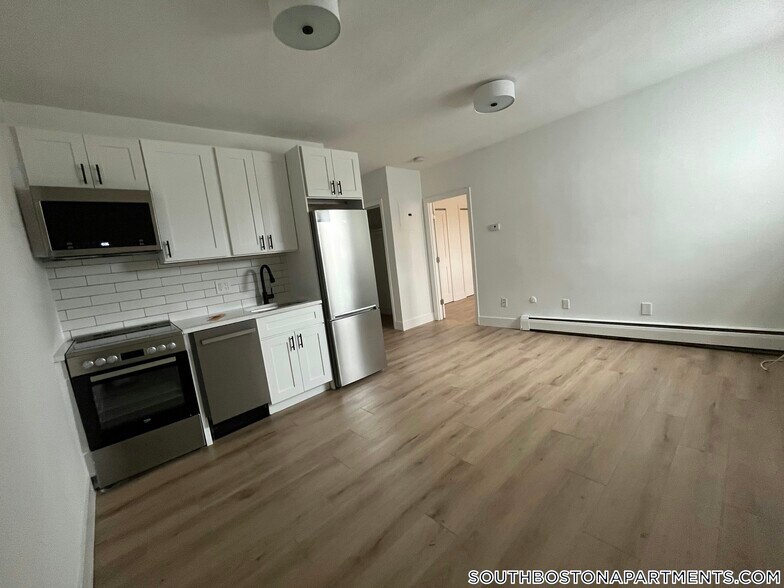 Building Photo - 740 E 7th St