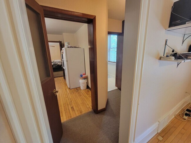 Building Photo - AVAILABLE JULY - 2 BED 1 BATH