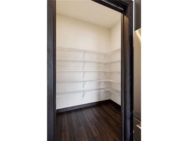 Building Photo - 253 Lake St E