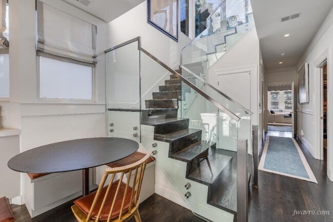 Building Photo - 3228 Washington St