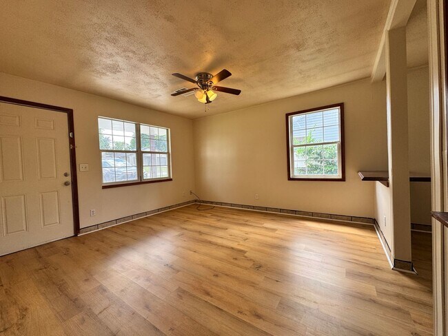 Building Photo - 3 Bedroom 2 Bathroom Home in SW Oklahoma C...