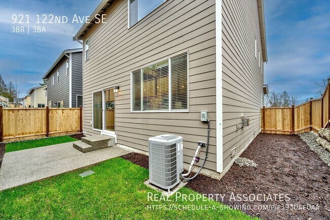 Building Photo - 921 122nd Ave SE