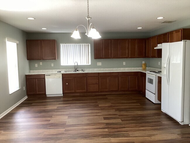 Building Photo - Large home in Wonderful neighborhood