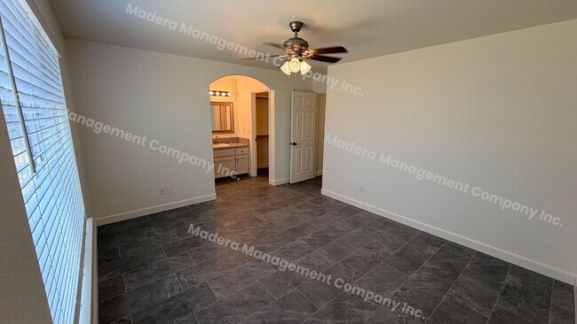 Building Photo - 4 Bed/ 2 Bath Available Now!