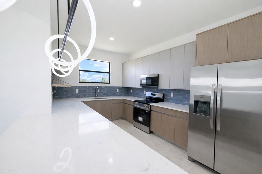 Building Photo - 211 NW 25th Ave