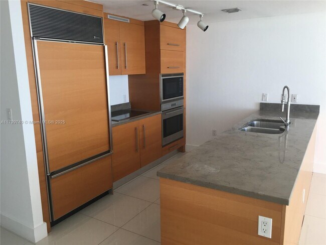 Building Photo - 475 Brickell Ave