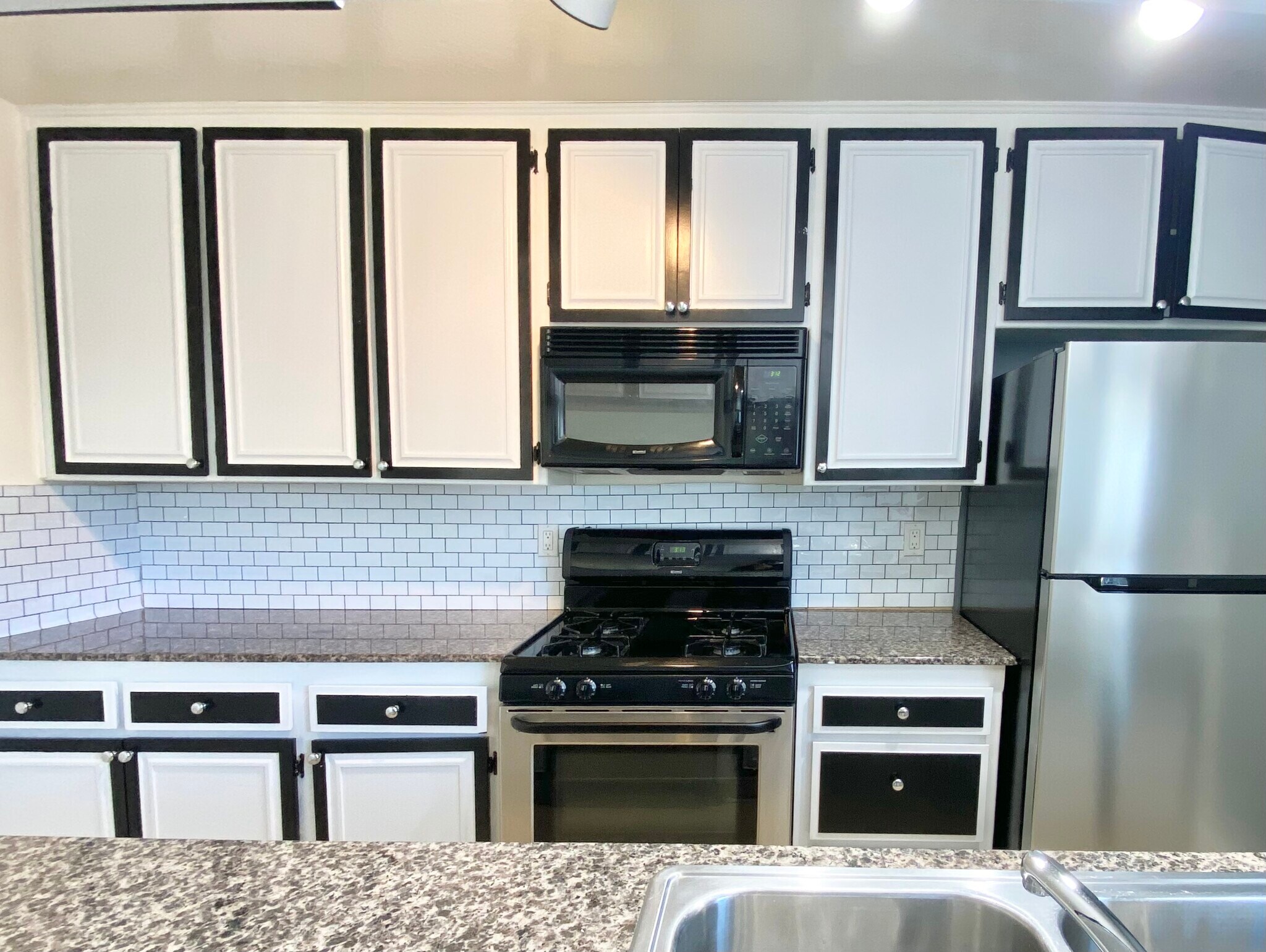 Building Photo - 7045 Woodley Ave