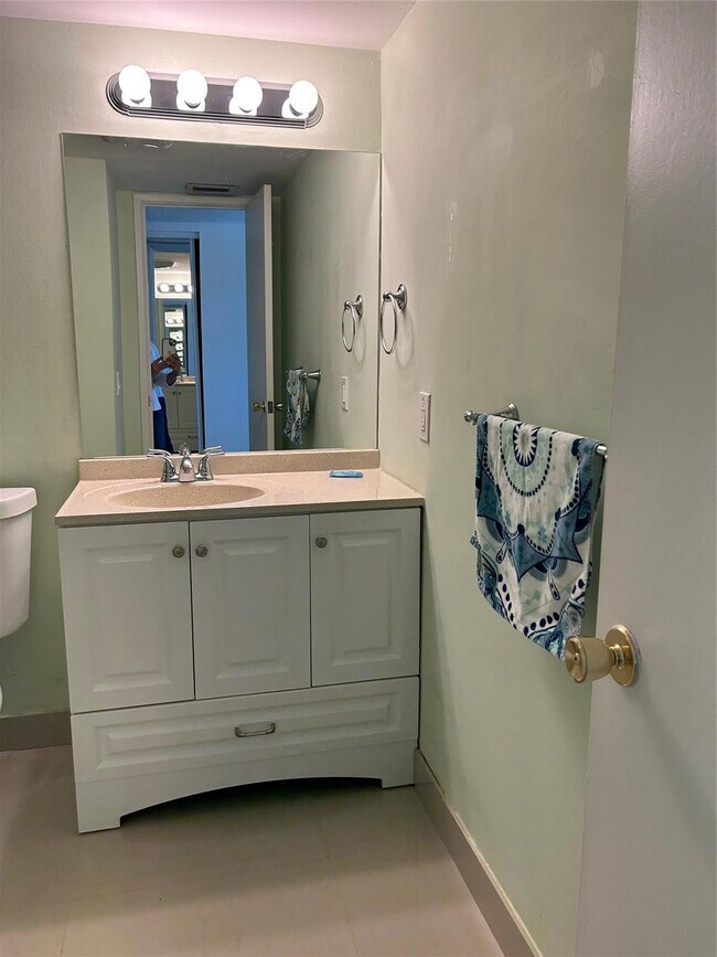 Building Photo - 2800 NE 14th Street Causeway