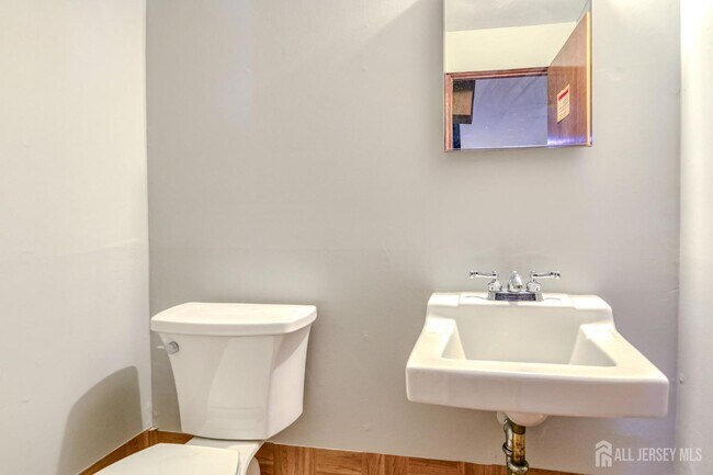 Building Photo - 347 Lincoln Blvd