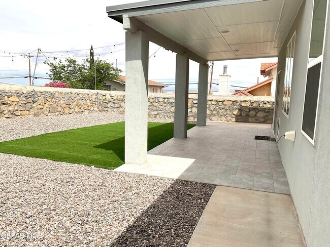 Building Photo - 8919 Eclipse St