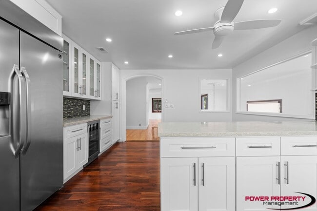 Building Photo - Spacious 5-Bedroom Home with Modern Amenit...