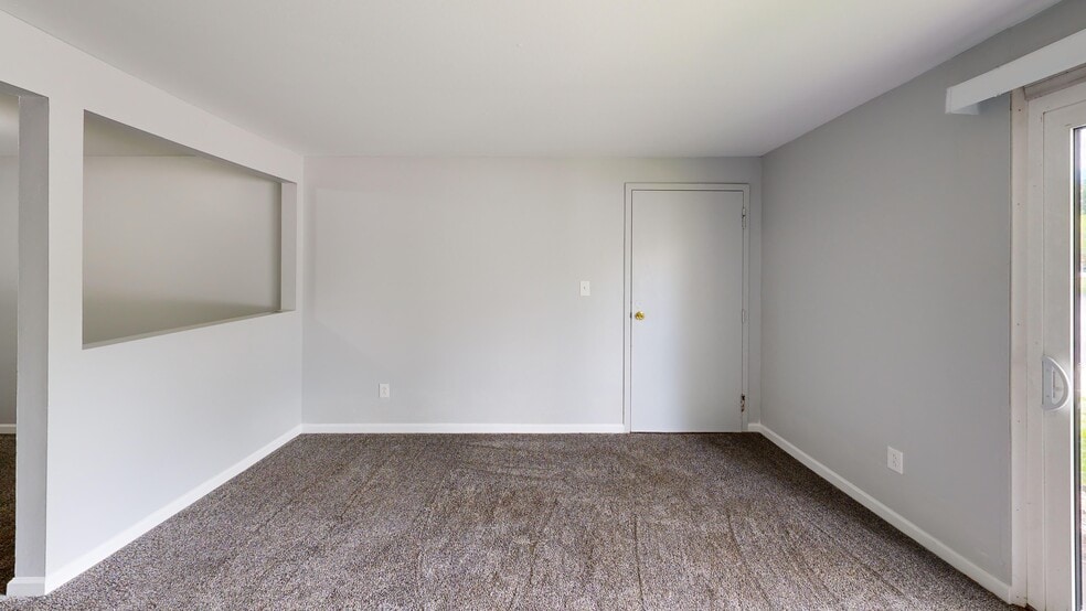 1BR, 1BA - 850SF - Living Room - West Summerset Apartments