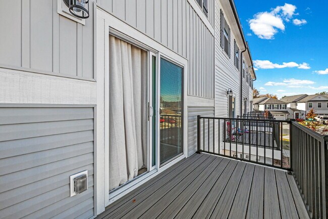 Building Photo - Your Perfect Charlotte Townhome Awaits — B...