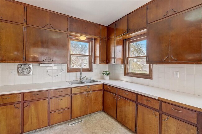 Building Photo - 4Bed/2Bath - Home For Rent in Fort Atkinson