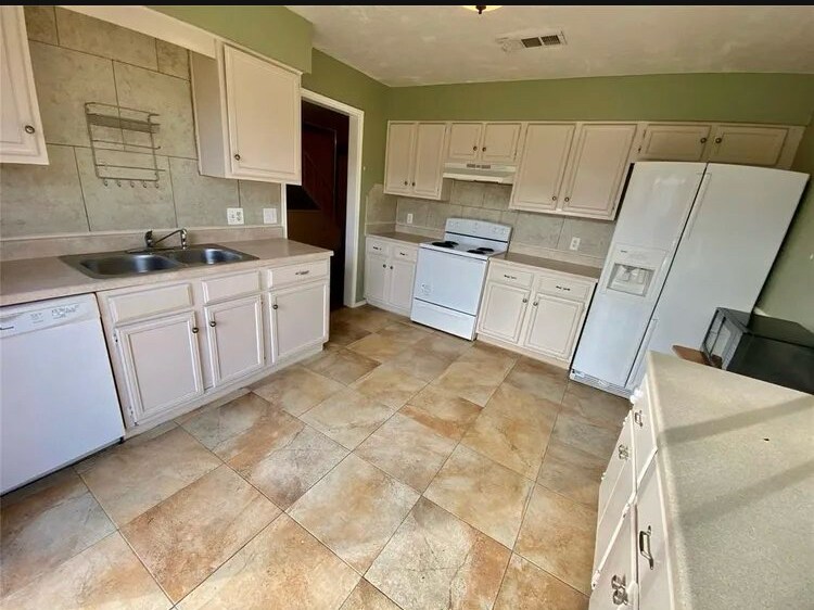 Building Photo - 2204 Foxcroft Ln