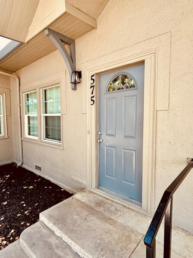 Building Photo - 573 N Minaret Ave
