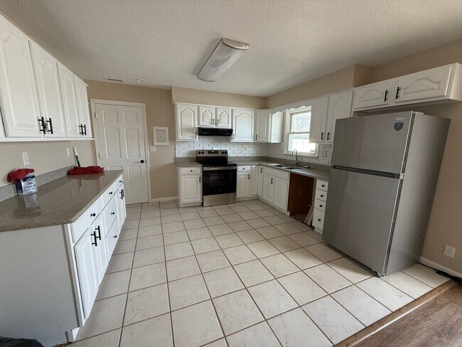 Building Photo - Charming Newly Remodeled 3-Bedroom Home!