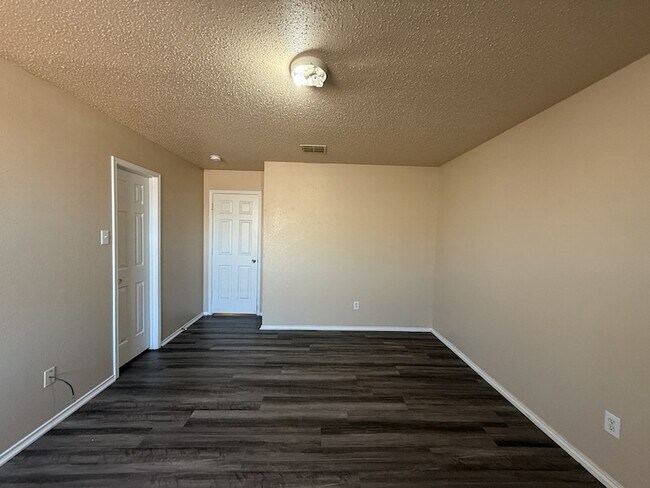 Building Photo - 3625 Clydesdale Dr