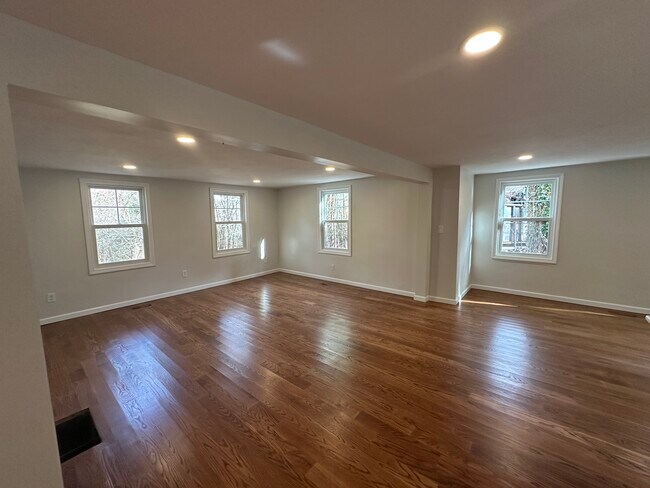 Building Photo - 124 Seymour Rd