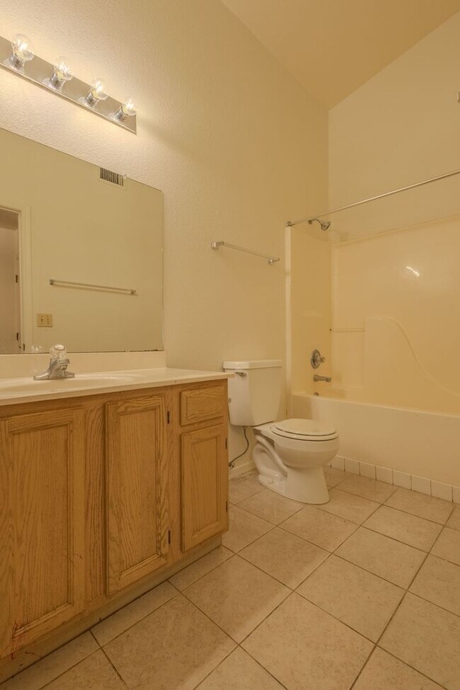 Building Photo - 3 Bedroom, 2 Bath