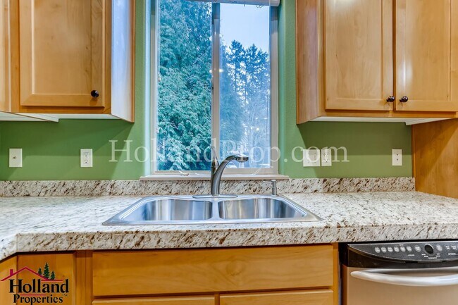 Building Photo - Pet free 3 bedroom Home with natural light...