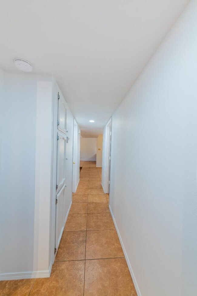 Building Photo - 7113 Welton Dr NE