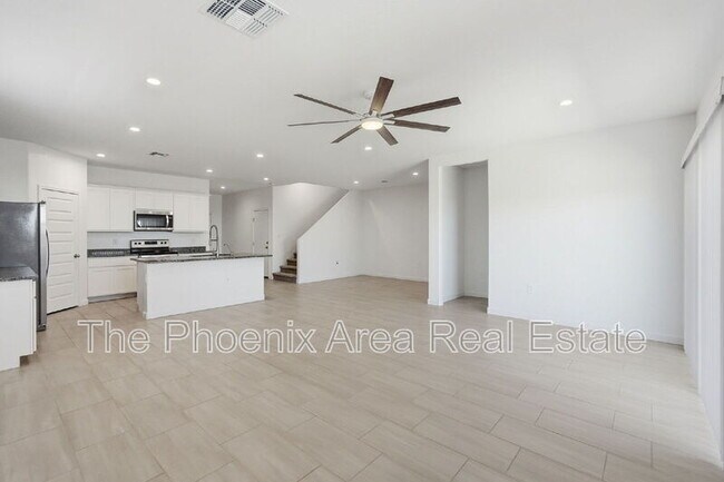 Building Photo - 2761 W Seaver Ave