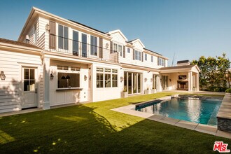 Building Photo - 557 Chapala Dr