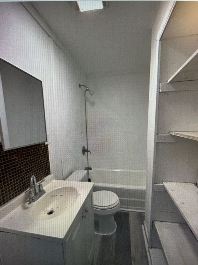 Building Photo - Large Victorian Style House