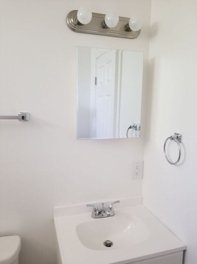 Building Photo - 3 BED 1 BATH HOUSE WITH A FENCED BACKYARD
