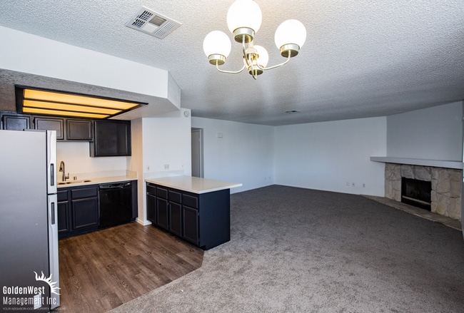 Building Photo - Charming 2Bdm 2Ba Upstairs Condo with Fireplace in Baycliff Creeks at The Lakes!